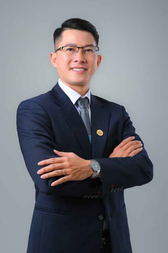 Concept Chụp Ảnh Luật Sư Chuyên Nghiệp: Nâng Tầm Uy Tín Cá Nhân Anh luat su 1 min 585x878 - Concept Chụp Ảnh Luật Sư Chuyên Nghiệp: Nâng Tầm Uy Tín Cá Nhân