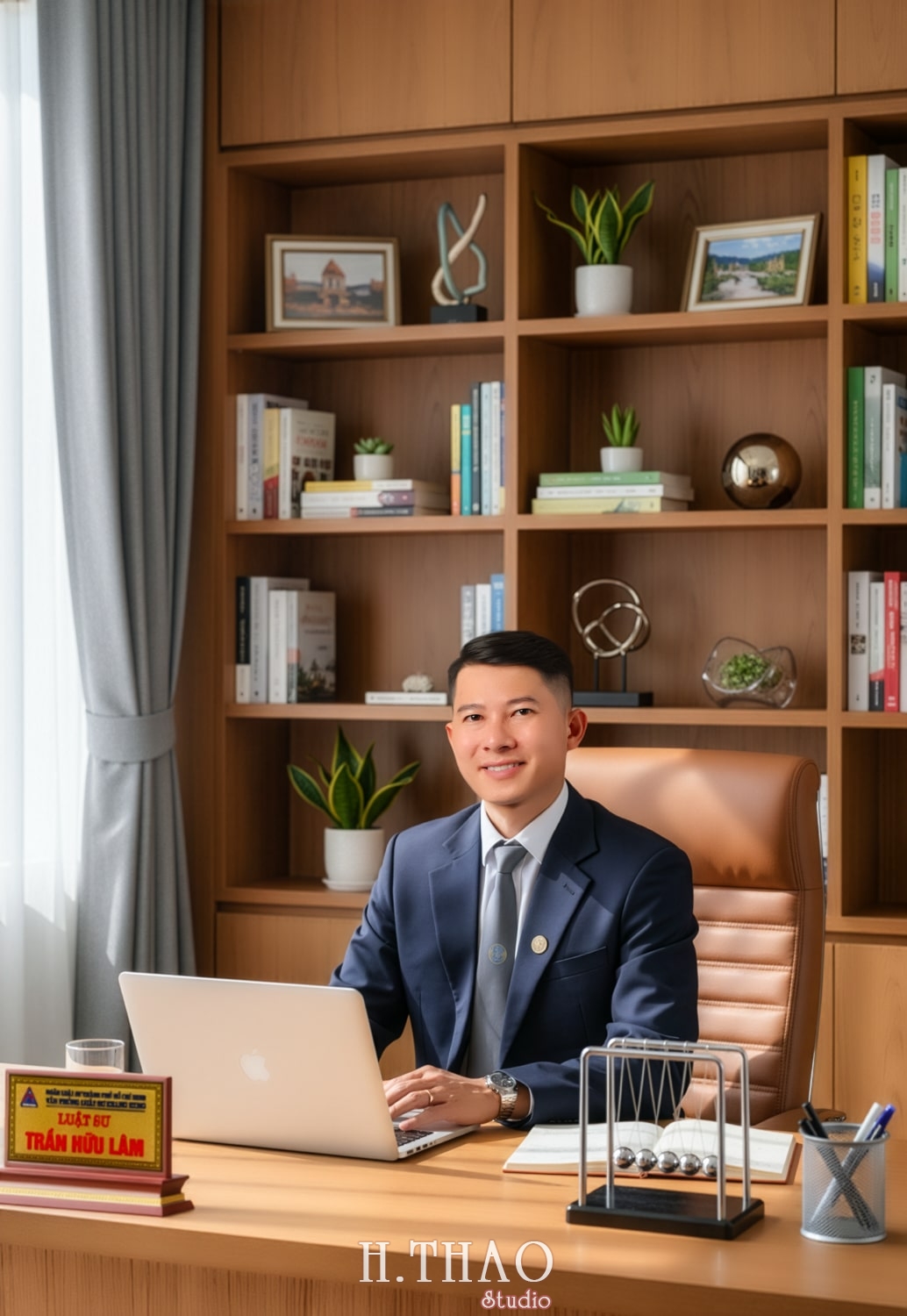 Concept Chụp Ảnh Luật Sư Chuyên Nghiệp: Nâng Tầm Uy Tín Cá Nhân Anh luat su 11 min - Concept Chụp Ảnh Luật Sư Chuyên Nghiệp: Nâng Tầm Uy Tín Cá Nhân