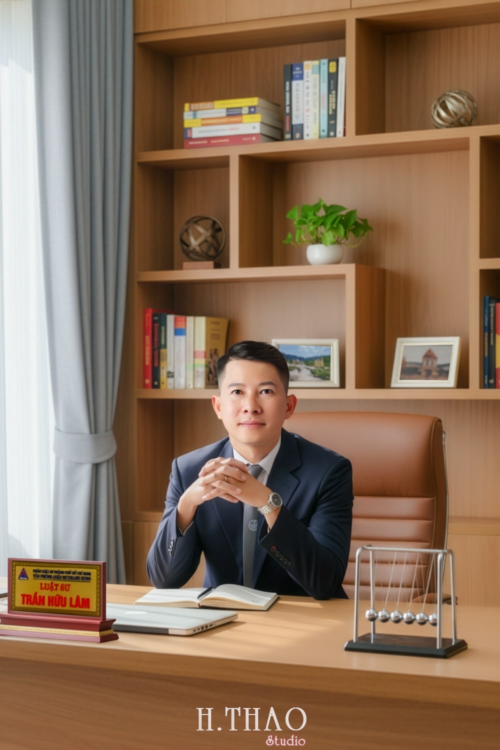 Concept Chụp Ảnh Luật Sư Chuyên Nghiệp: Nâng Tầm Uy Tín Cá Nhân Anh luat su 12 min - Concept Chụp Ảnh Luật Sư Chuyên Nghiệp: Nâng Tầm Uy Tín Cá Nhân