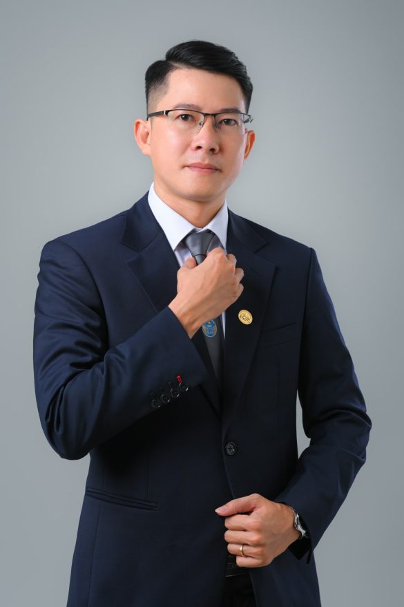 Concept Chụp Ảnh Luật Sư Chuyên Nghiệp: Nâng Tầm Uy Tín Cá Nhân Anh luat su 2 min 585x878 - Concept Chụp Ảnh Luật Sư Chuyên Nghiệp: Nâng Tầm Uy Tín Cá Nhân