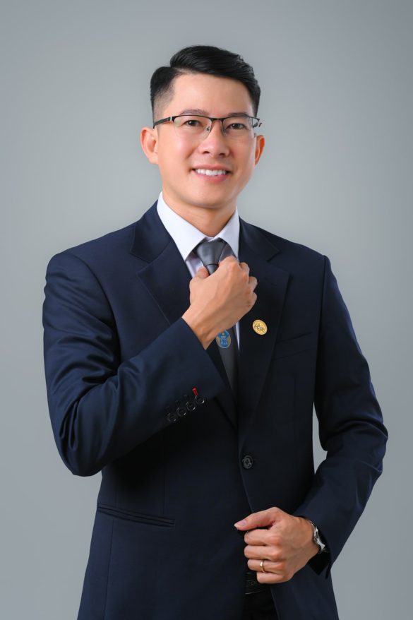 Concept Chụp Ảnh Luật Sư Chuyên Nghiệp: Nâng Tầm Uy Tín Cá Nhân Anh luat su 3 min 585x878 - Concept Chụp Ảnh Luật Sư Chuyên Nghiệp: Nâng Tầm Uy Tín Cá Nhân