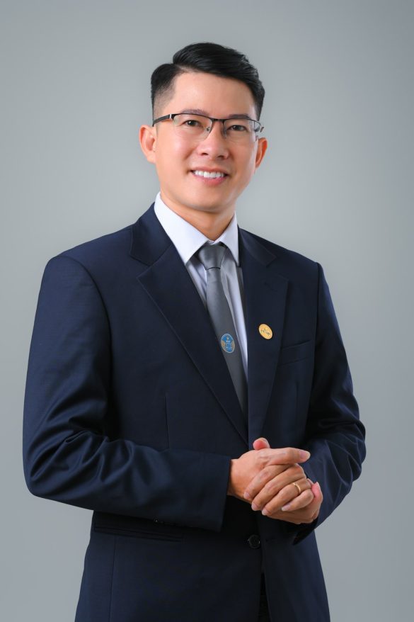 Concept Chụp Ảnh Luật Sư Chuyên Nghiệp: Nâng Tầm Uy Tín Cá Nhân Anh luat su 4 min 585x878 - Concept Chụp Ảnh Luật Sư Chuyên Nghiệp: Nâng Tầm Uy Tín Cá Nhân