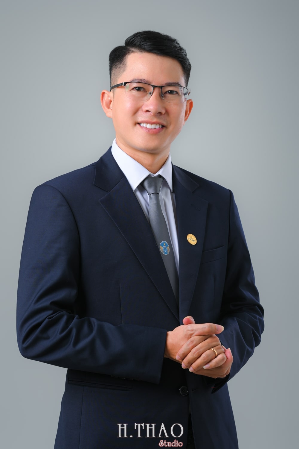 Concept Chụp Ảnh Luật Sư Chuyên Nghiệp: Nâng Tầm Uy Tín Cá Nhân Anh luat su 4 min - Concept Chụp Ảnh Luật Sư Chuyên Nghiệp: Nâng Tầm Uy Tín Cá Nhân