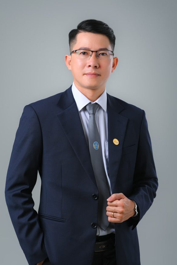 Concept Chụp Ảnh Luật Sư Chuyên Nghiệp: Nâng Tầm Uy Tín Cá Nhân Anh luat su 5 min 585x878 - Concept Chụp Ảnh Luật Sư Chuyên Nghiệp: Nâng Tầm Uy Tín Cá Nhân