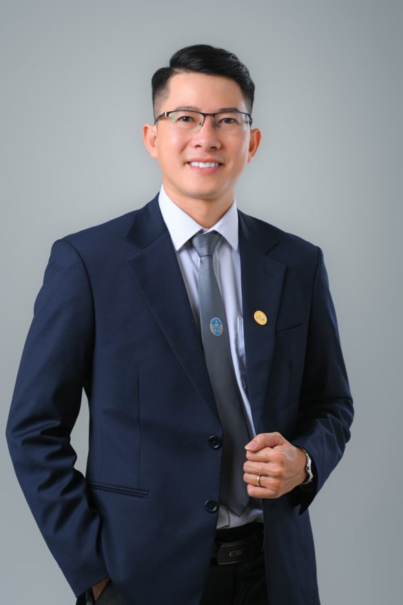 Concept Chụp Ảnh Luật Sư Chuyên Nghiệp: Nâng Tầm Uy Tín Cá Nhân Anh luat su 6 min 585x878 - Concept Chụp Ảnh Luật Sư Chuyên Nghiệp: Nâng Tầm Uy Tín Cá Nhân