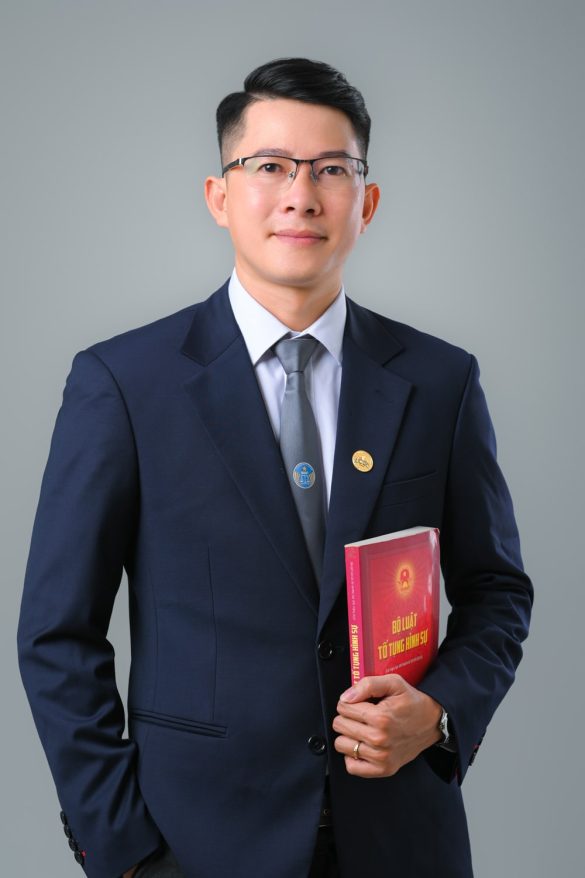 Concept Chụp Ảnh Luật Sư Chuyên Nghiệp: Nâng Tầm Uy Tín Cá Nhân Anh luat su 7 min 585x878 - Concept Chụp Ảnh Luật Sư Chuyên Nghiệp: Nâng Tầm Uy Tín Cá Nhân