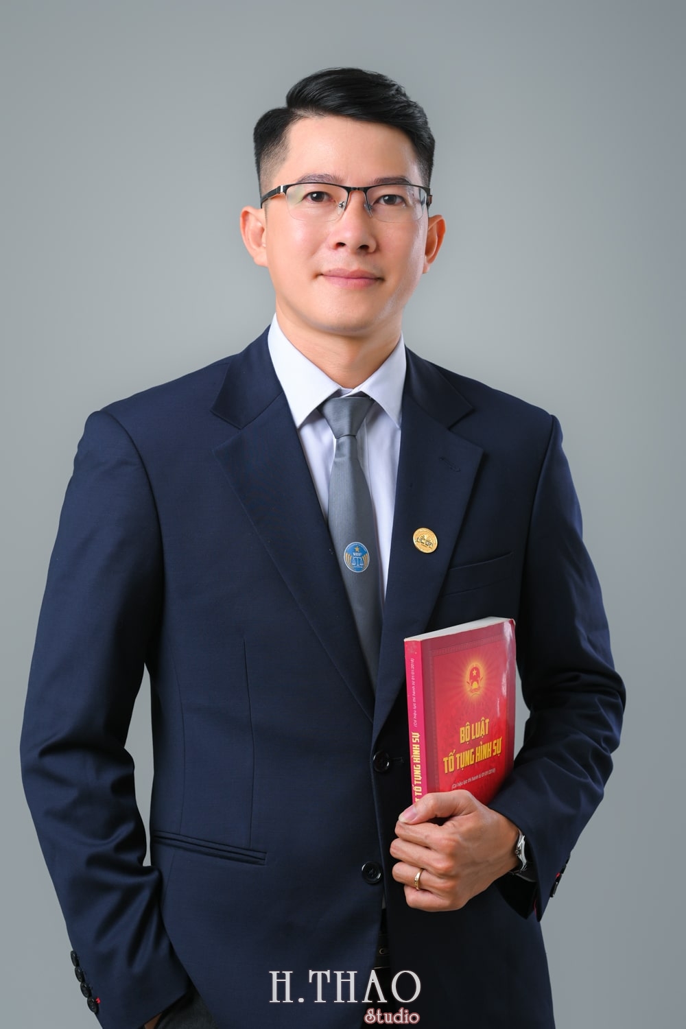 Concept Chụp Ảnh Luật Sư Chuyên Nghiệp: Nâng Tầm Uy Tín Cá Nhân Anh luat su 7 min - Concept Chụp Ảnh Luật Sư Chuyên Nghiệp: Nâng Tầm Uy Tín Cá Nhân