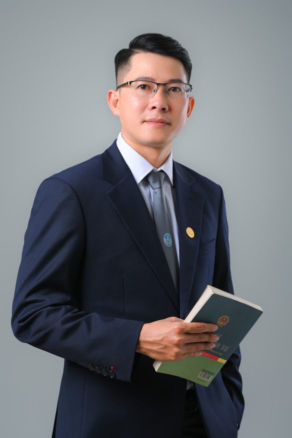 Concept Chụp Ảnh Luật Sư Chuyên Nghiệp: Nâng Tầm Uy Tín Cá Nhân Anh luat su 9 min 585x878 - Concept Chụp Ảnh Luật Sư Chuyên Nghiệp: Nâng Tầm Uy Tín Cá Nhân