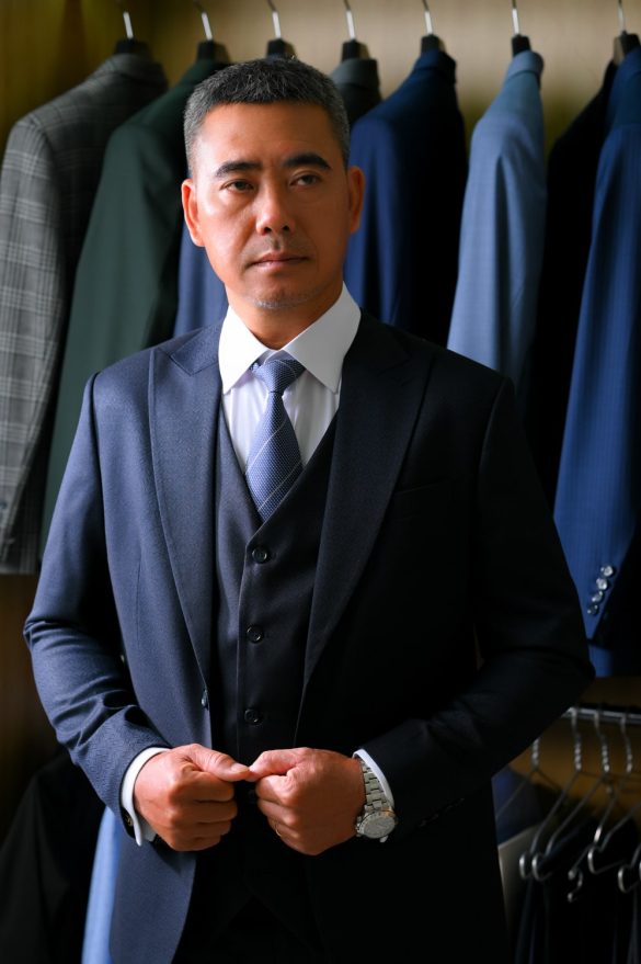 Anh vest 15 min 585x879 - #5 Concept chụp ảnh quần áo đẹp độc đáo, bứt phá doanh số thời trang