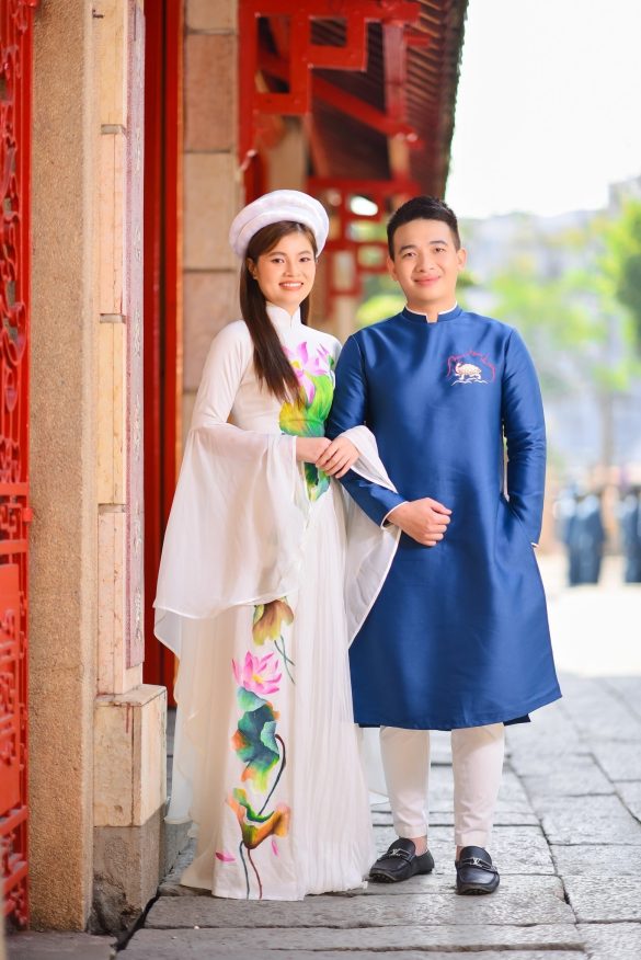 ao dai co 3 min 585x876 - B&aacute;o gi&aacute; chụp ảnh couple