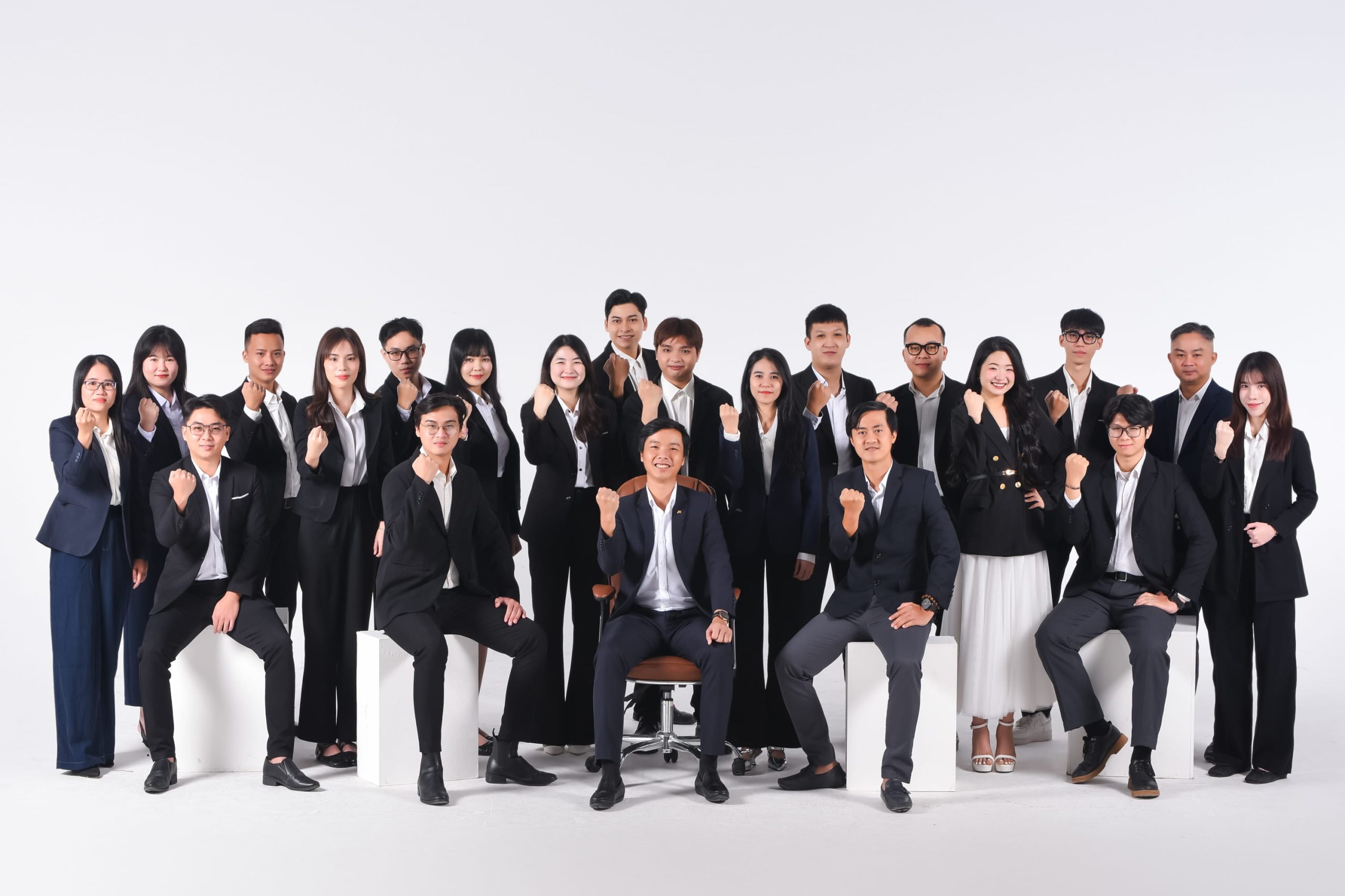 Anh 12 scaled - Dịch vụ chụp ảnh tập thể c&ocirc;ng ty chuy&ecirc;n nghiệp tại Tp.HCM &ndash; HThao Studio