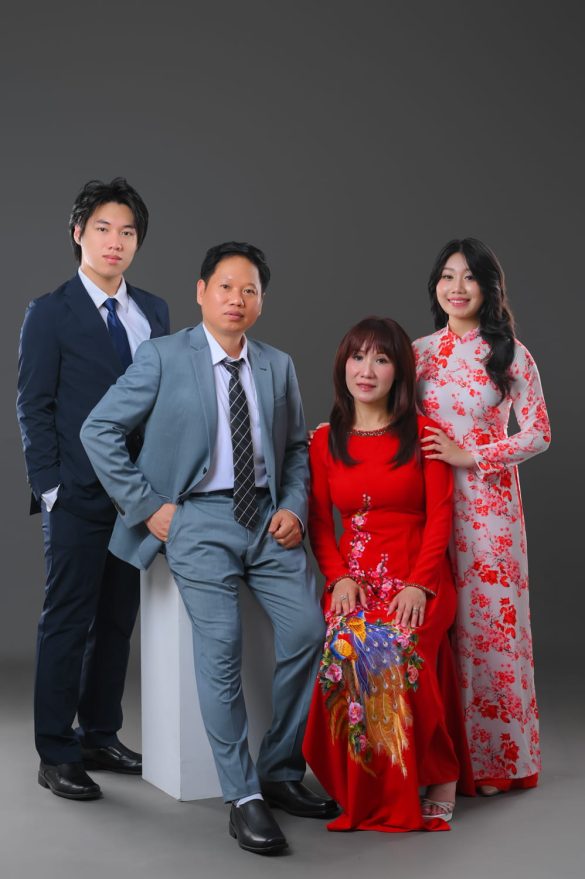 Anh  1 585x879 - Album ảnh chụp gia đ&igrave;nh 4 người phong c&aacute;ch vui nhộn tại HThao Studio