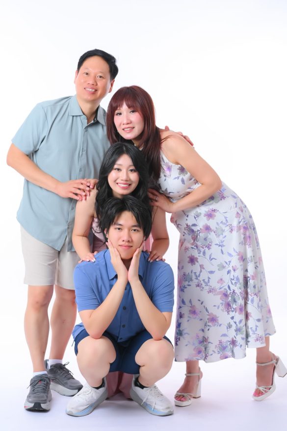 Anh  10 585x878 - Album ảnh chụp gia đ&igrave;nh 4 người phong c&aacute;ch vui nhộn tại HThao Studio
