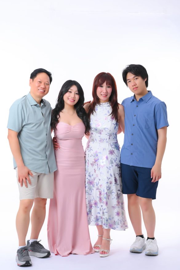 Anh  15 585x878 - Album ảnh chụp gia đ&igrave;nh 4 người phong c&aacute;ch vui nhộn tại HThao Studio