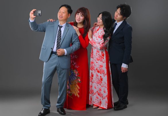 Anh  2 585x406 - Album ảnh chụp gia đ&igrave;nh 4 người phong c&aacute;ch vui nhộn tại HThao Studio
