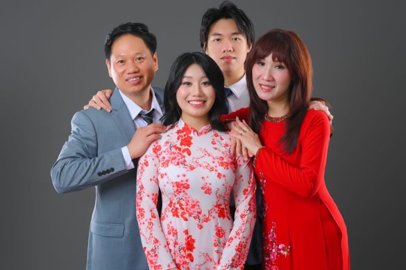 Anh  3 585x389 - Album ảnh chụp gia đ&igrave;nh 4 người phong c&aacute;ch vui nhộn tại HThao Studio