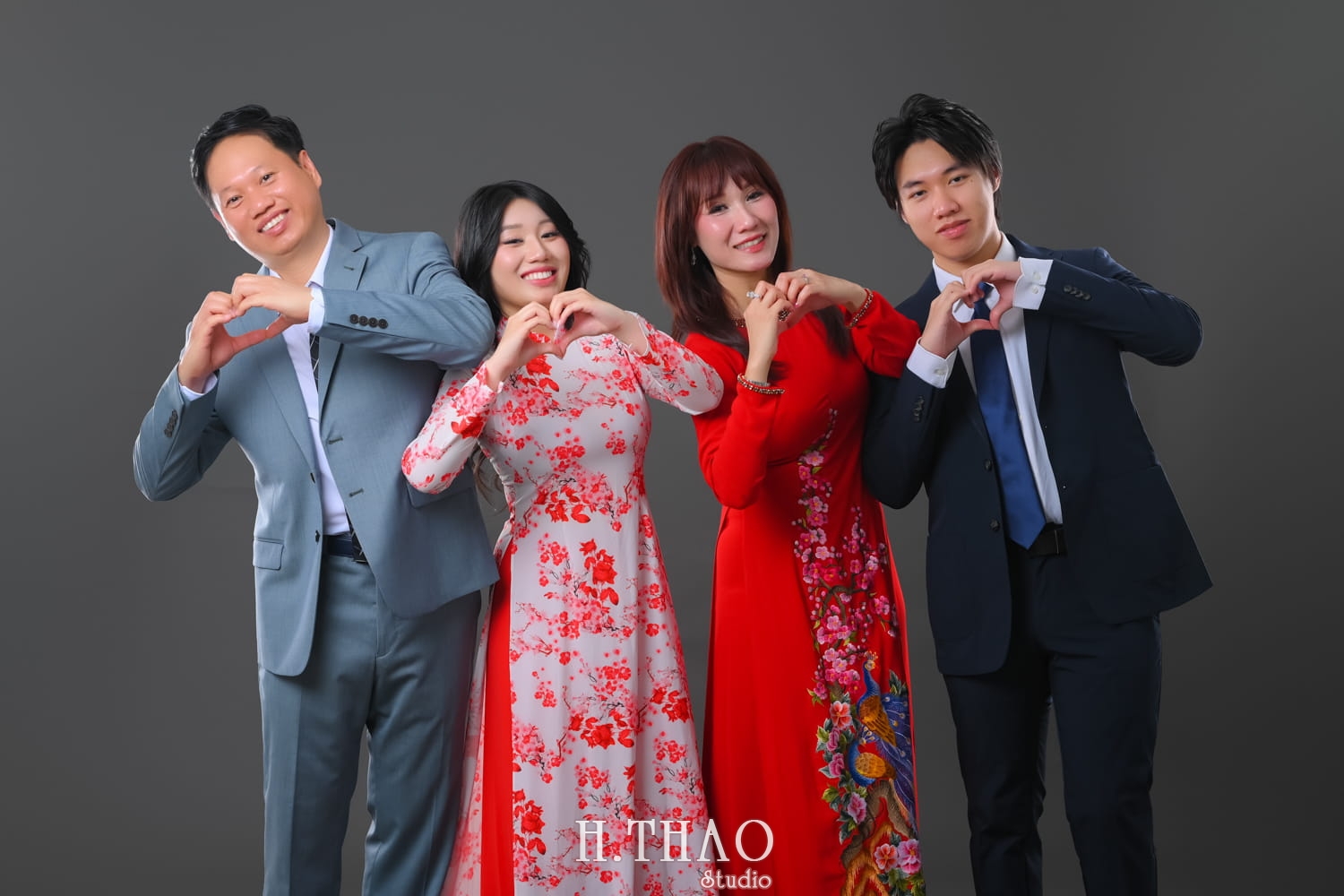 Anh  4 - Album ảnh chụp gia đ&igrave;nh 4 người phong c&aacute;ch vui nhộn tại HThao Studio