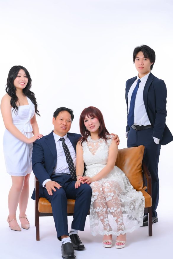 Anh  7 585x878 - Album ảnh chụp gia đ&igrave;nh 4 người phong c&aacute;ch vui nhộn tại HThao Studio