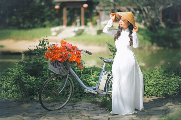 Bộ ảnh áo dài vintage đầy chất thơ tại Bảo tàng Áo dài Anh 1 585x390 - Bộ ảnh áo dài vintage đầy chất thơ tại Bảo tàng Áo dài