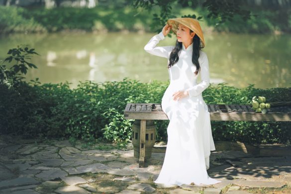 Bộ ảnh áo dài vintage đầy chất thơ tại Bảo tàng Áo dài Anh 11 585x390 - Bộ ảnh áo dài vintage đầy chất thơ tại Bảo tàng Áo dài