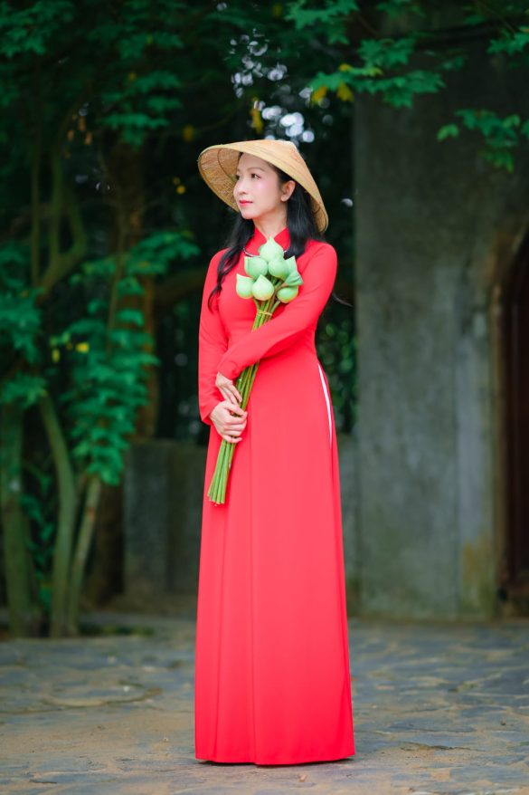 Bộ ảnh áo dài vintage đầy chất thơ tại Bảo tàng Áo dài Anh 12 585x878 - Bộ ảnh áo dài vintage đầy chất thơ tại Bảo tàng Áo dài