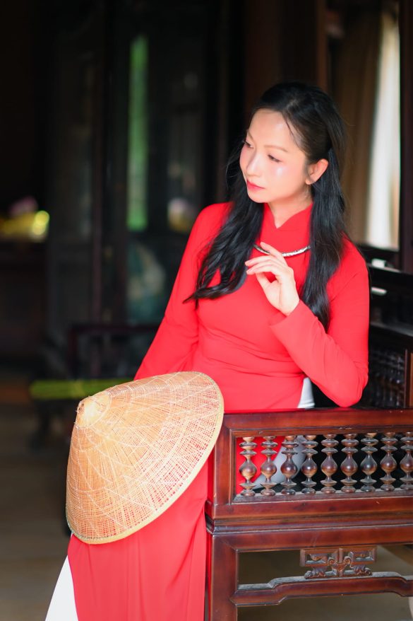 Bộ ảnh áo dài vintage đầy chất thơ tại Bảo tàng Áo dài Anh 16 585x878 - Bộ ảnh áo dài vintage đầy chất thơ tại Bảo tàng Áo dài