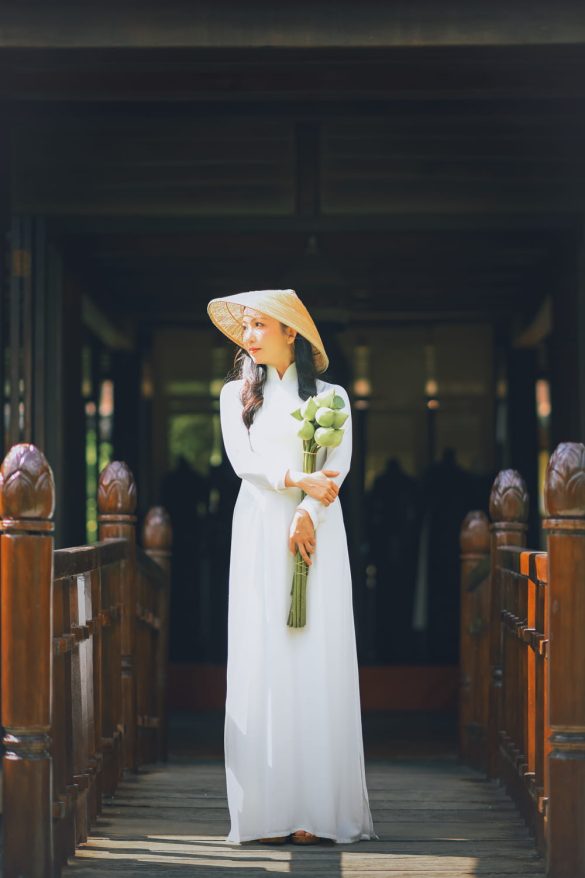 Bộ ảnh áo dài vintage đầy chất thơ tại Bảo tàng Áo dài Anh 2 585x878 - Bộ ảnh áo dài vintage đầy chất thơ tại Bảo tàng Áo dài