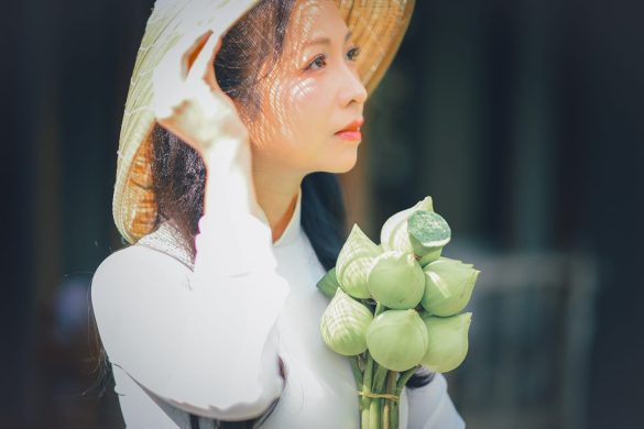 Bộ ảnh áo dài vintage đầy chất thơ tại Bảo tàng Áo dài Anh 3 585x390 - Bộ ảnh áo dài vintage đầy chất thơ tại Bảo tàng Áo dài