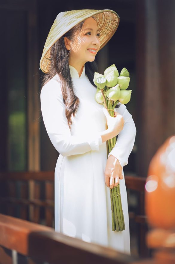 Bộ ảnh áo dài vintage đầy chất thơ tại Bảo tàng Áo dài Anh 4 585x878 - Bộ ảnh áo dài vintage đầy chất thơ tại Bảo tàng Áo dài