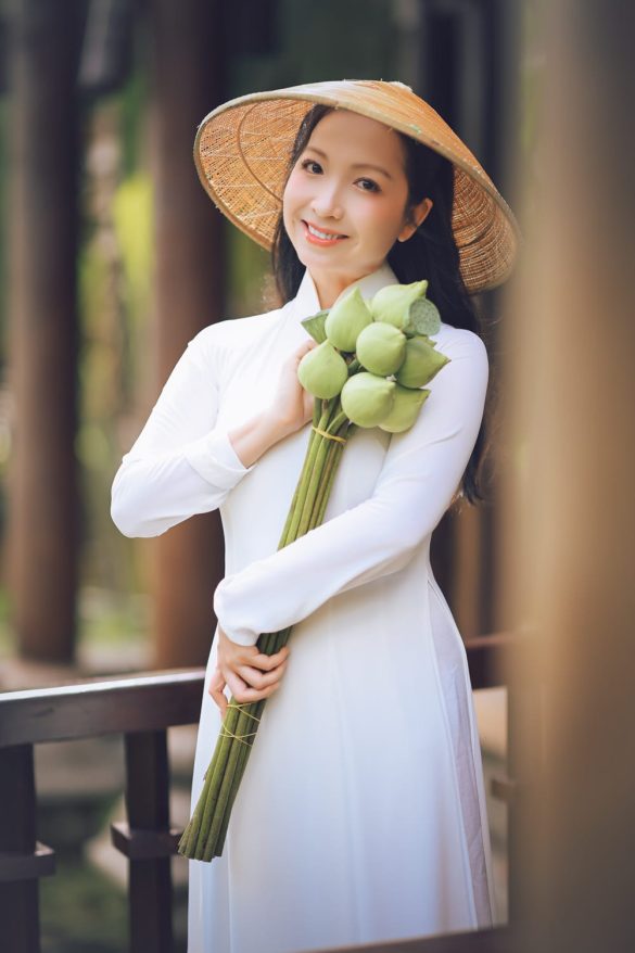 Bộ ảnh áo dài vintage đầy chất thơ tại Bảo tàng Áo dài Anh 5 585x878 - Bộ ảnh áo dài vintage đầy chất thơ tại Bảo tàng Áo dài