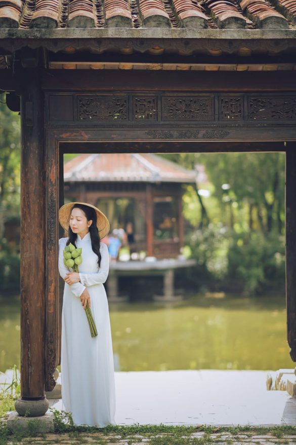 Bộ ảnh áo dài vintage đầy chất thơ tại Bảo tàng Áo dài Anh 9 585x878 - Bộ ảnh áo dài vintage đầy chất thơ tại Bảo tàng Áo dài